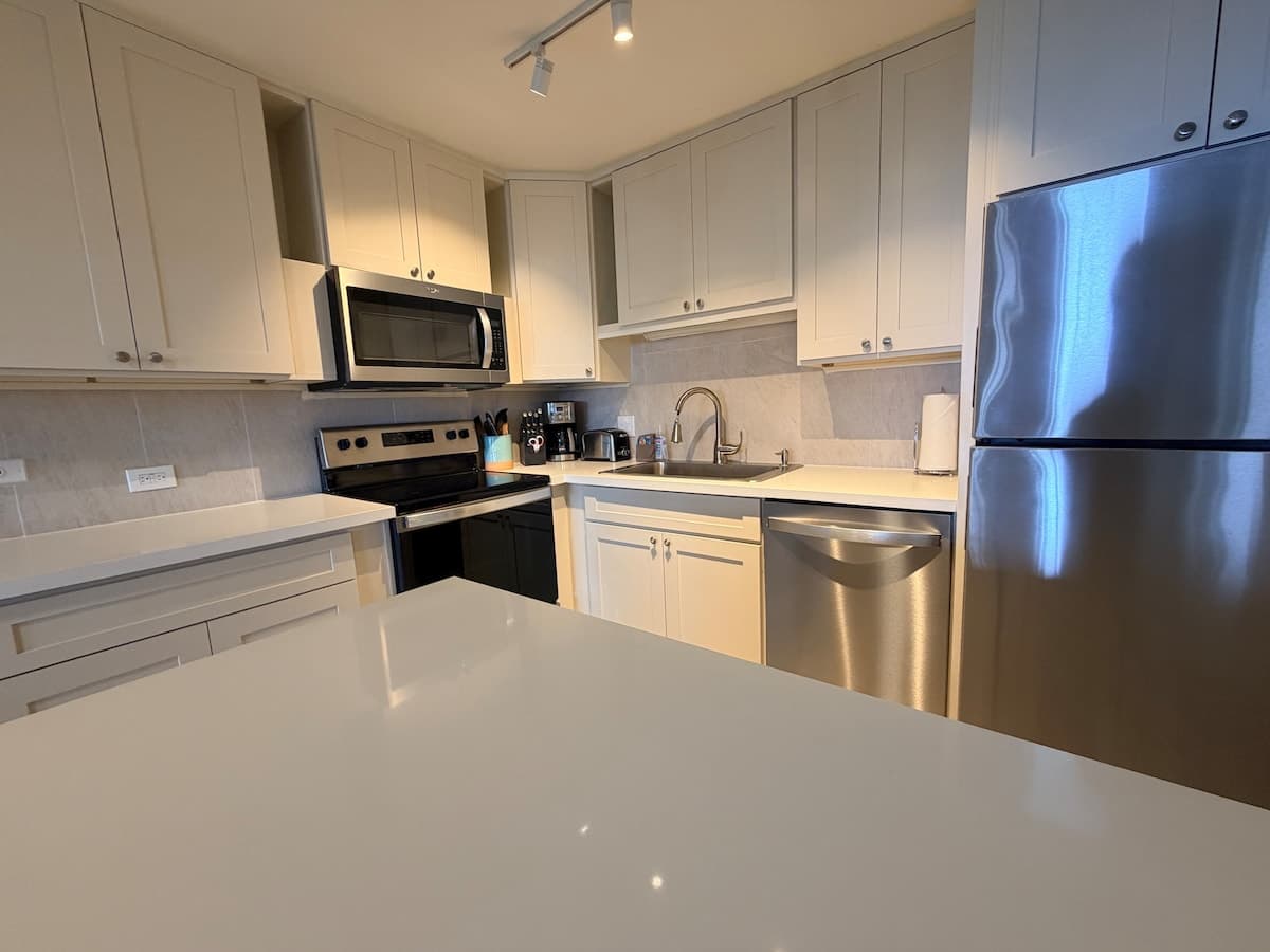 Maui New Modern Ocean View Condo, walk to beach! - Photo 4