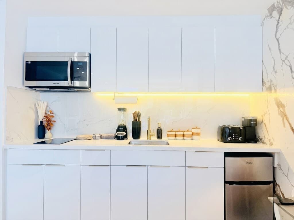 Modern Island Retreat | Central Location + Parking - Photo 3