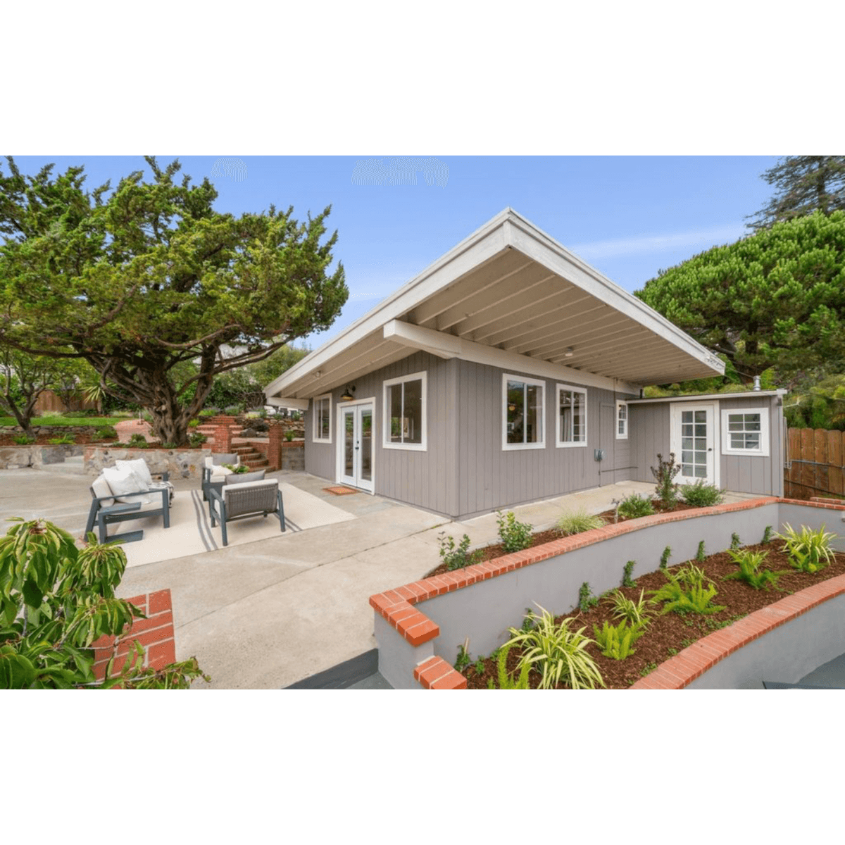 Private Guesthouse with Kitchen + Bath + Garden - Photo 1