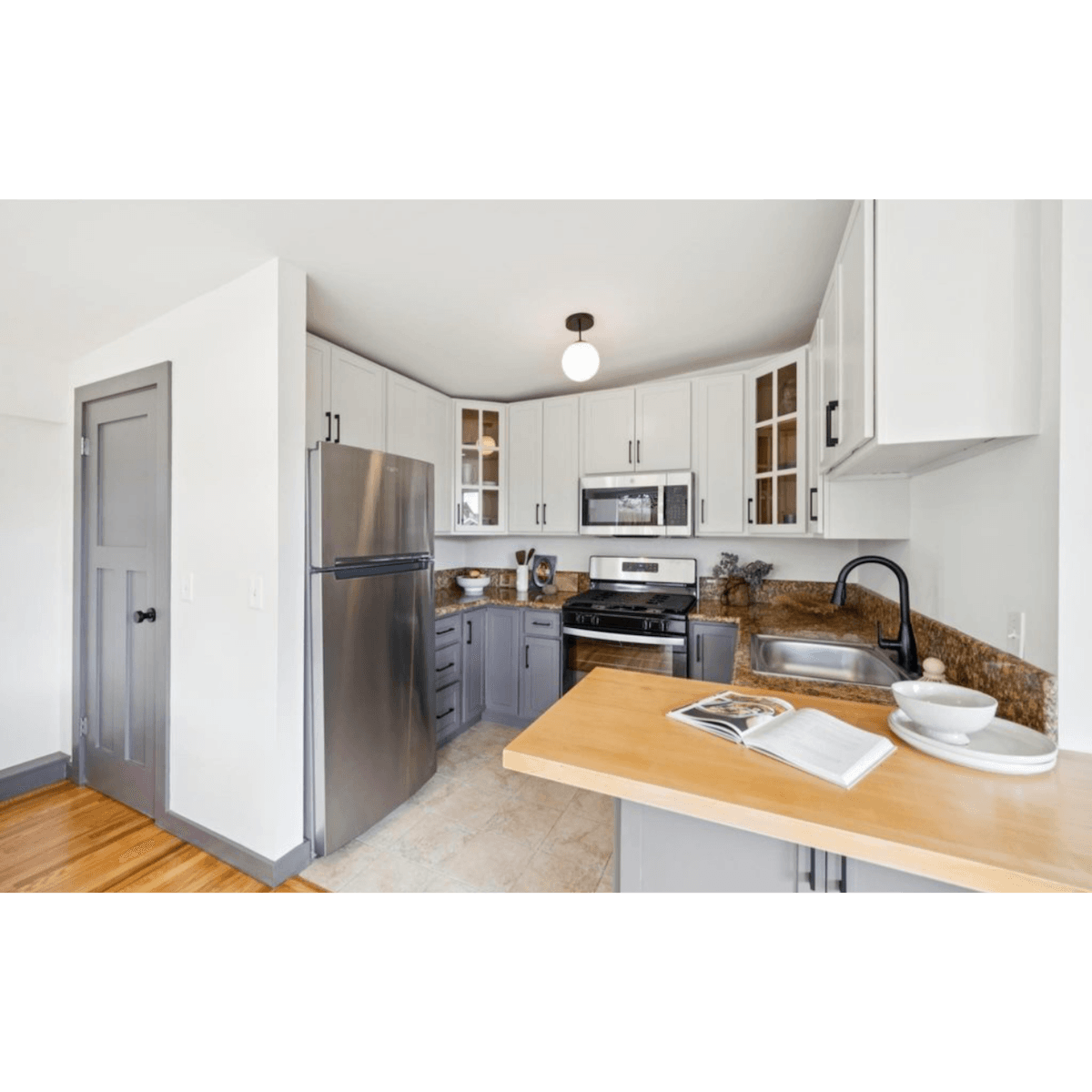Private Guesthouse with Kitchen + Bath + Garden - Photo 4