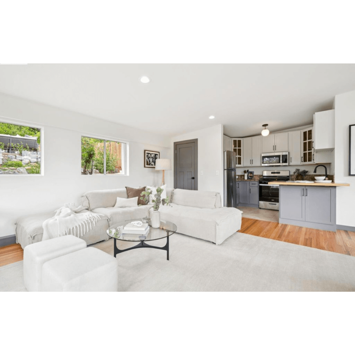 Private Guesthouse with Kitchen + Bath + Garden - Photo 2