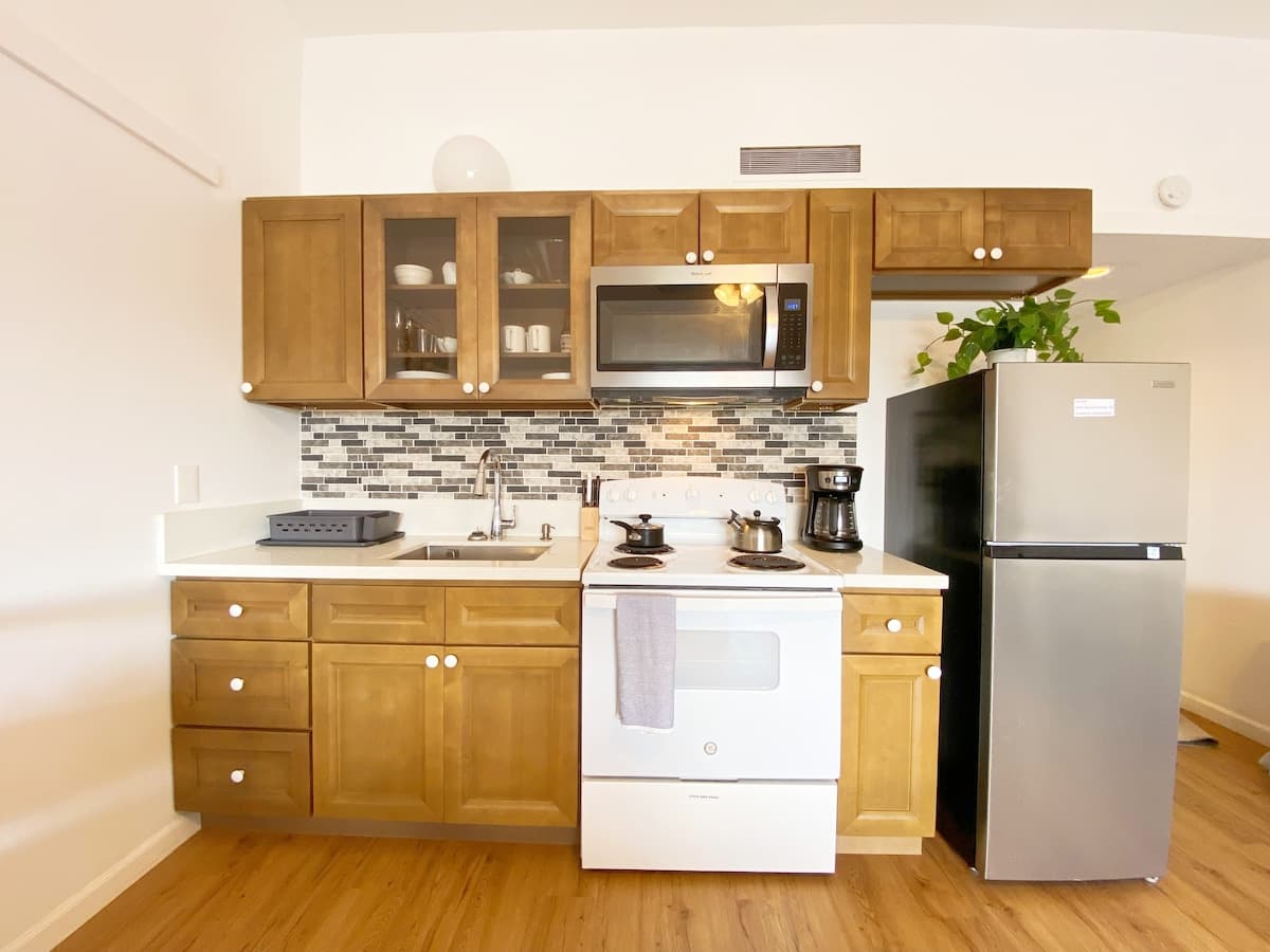 Hilo Town Condo with Pool & AC - Photo 2