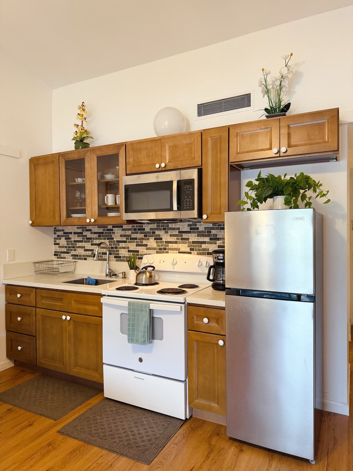 Hilo Town Condo with Pool & AC - Photo 3