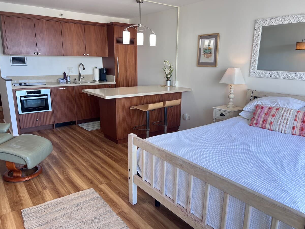 Chic Beachy Studio @Marine Surf w/Parking - Photo 4