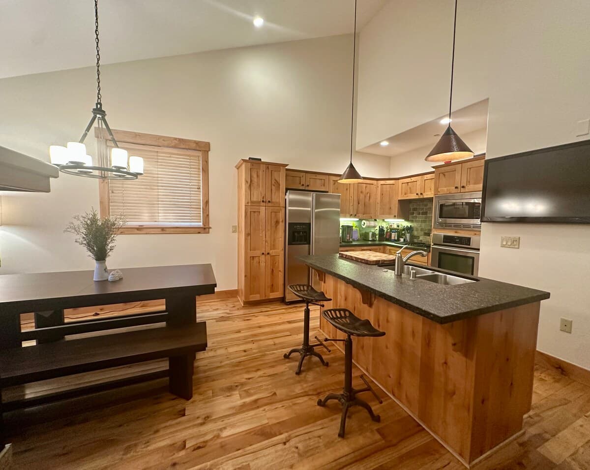 Stylish 2-Story Townhome Walk to Downtown Truckee - Photo 4