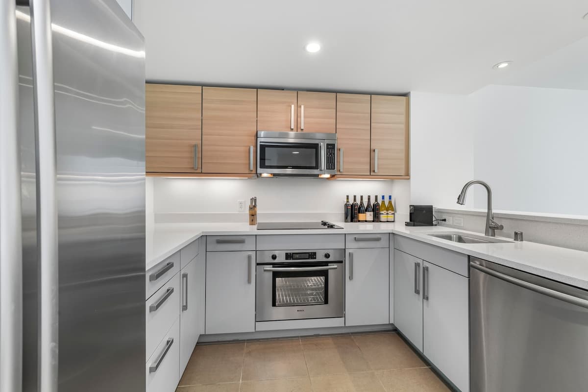 Modern Condo Steps from Oracle Park + Gym - Photo 4