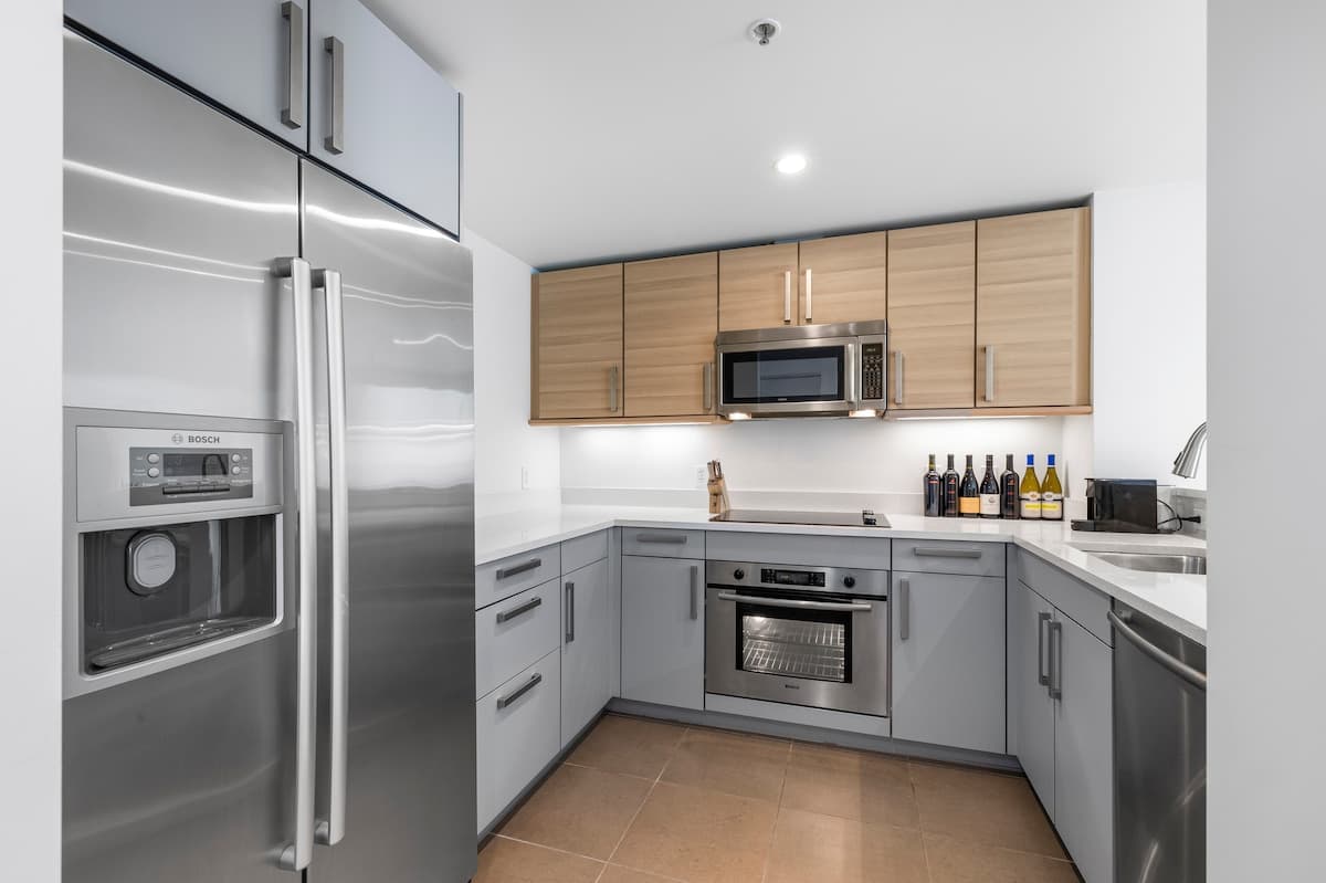 Modern Condo Steps from Oracle Park + Gym - Photo 3