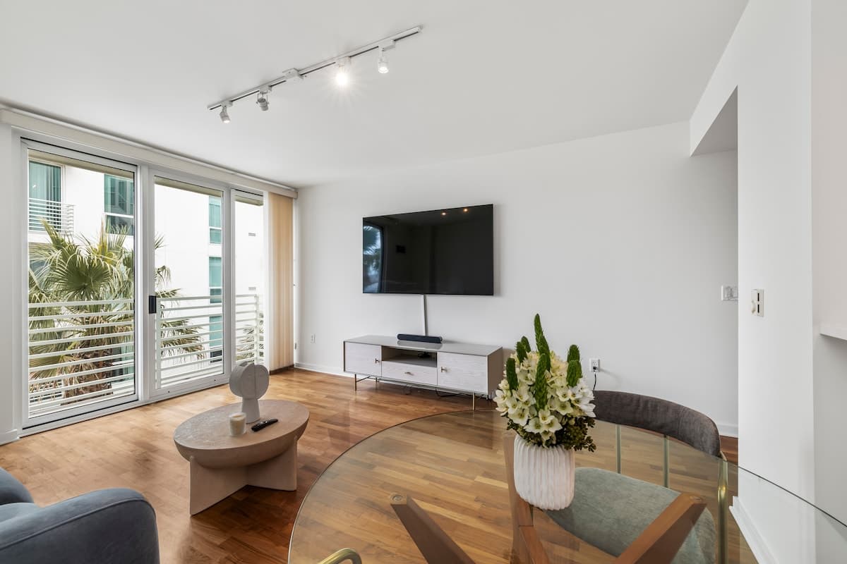 Modern Condo Steps from Oracle Park + Gym - Photo 2