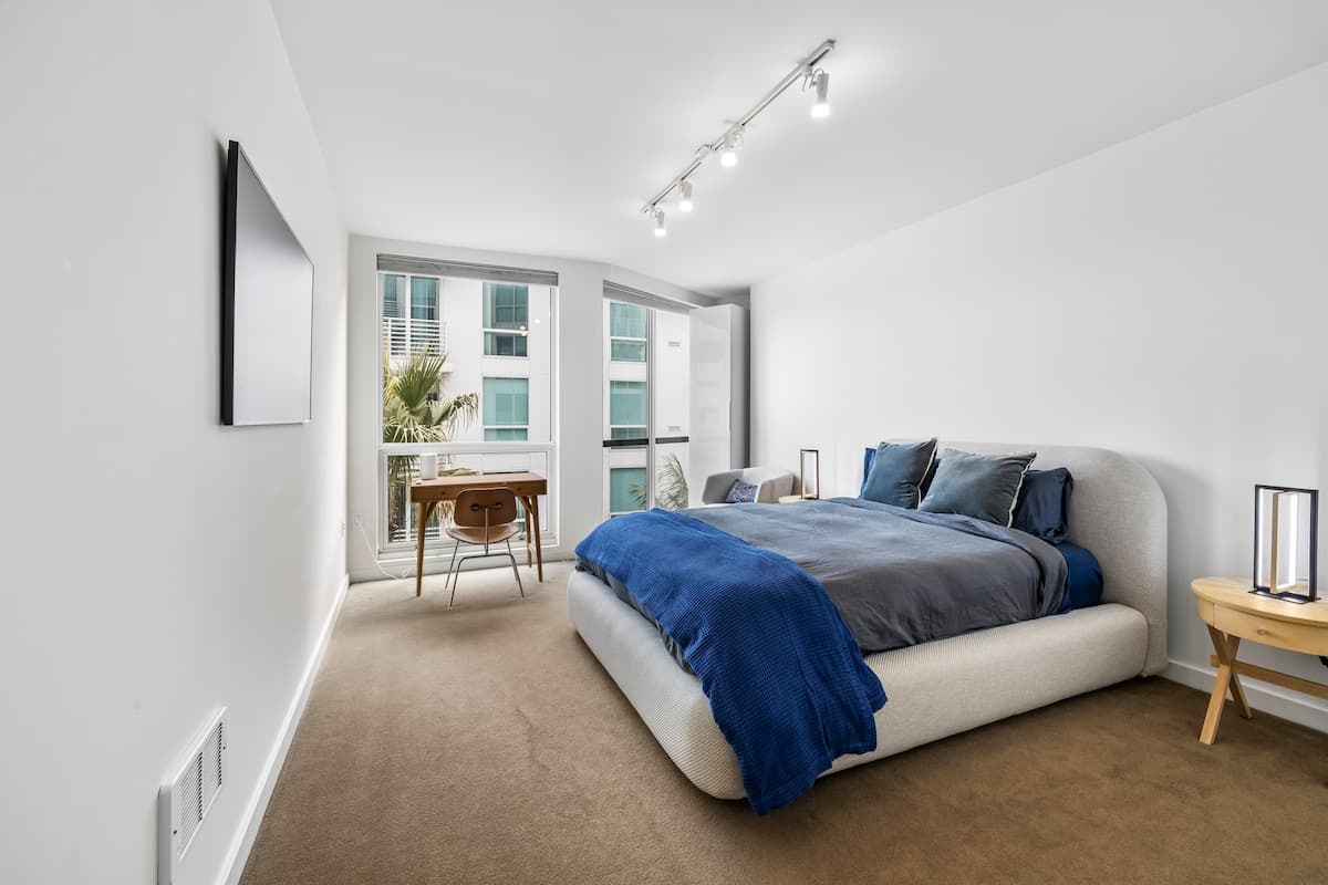 Modern Condo Steps from Oracle Park + Gym - Photo 5