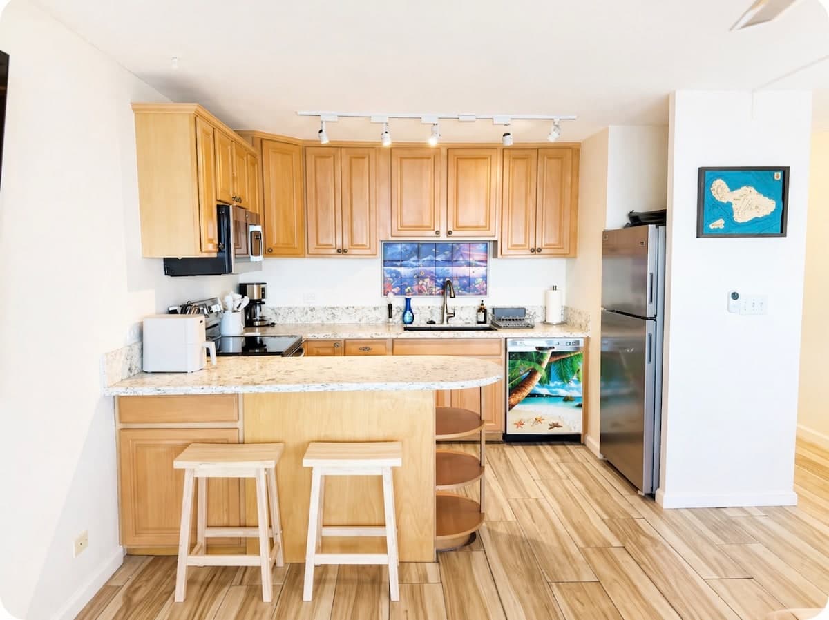 Condo in Lahaina · ★5.0 · 1 bedroom · 2 beds · 1 bath - Photo 4