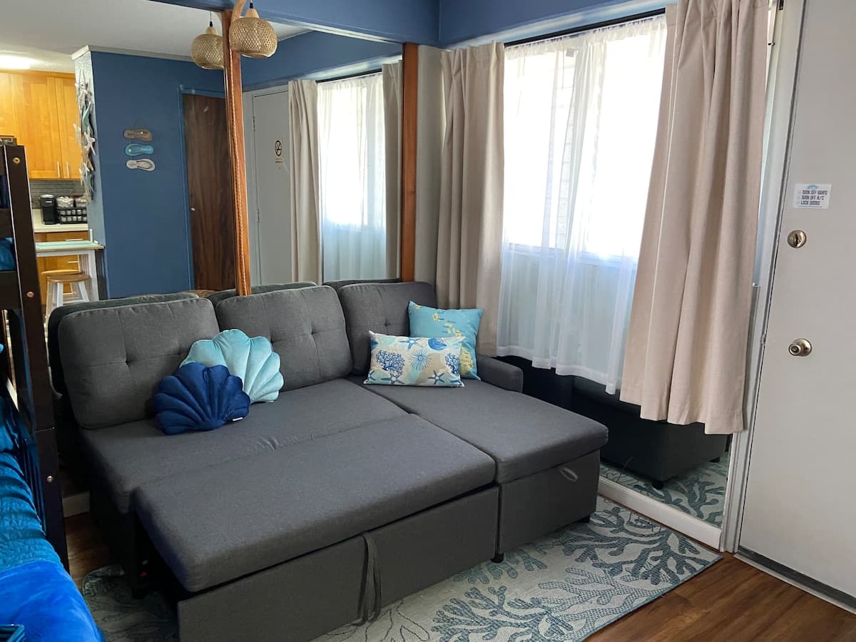 Wakiki condo near beach, kitchen, pool, sleeps 8 - Photo 4
