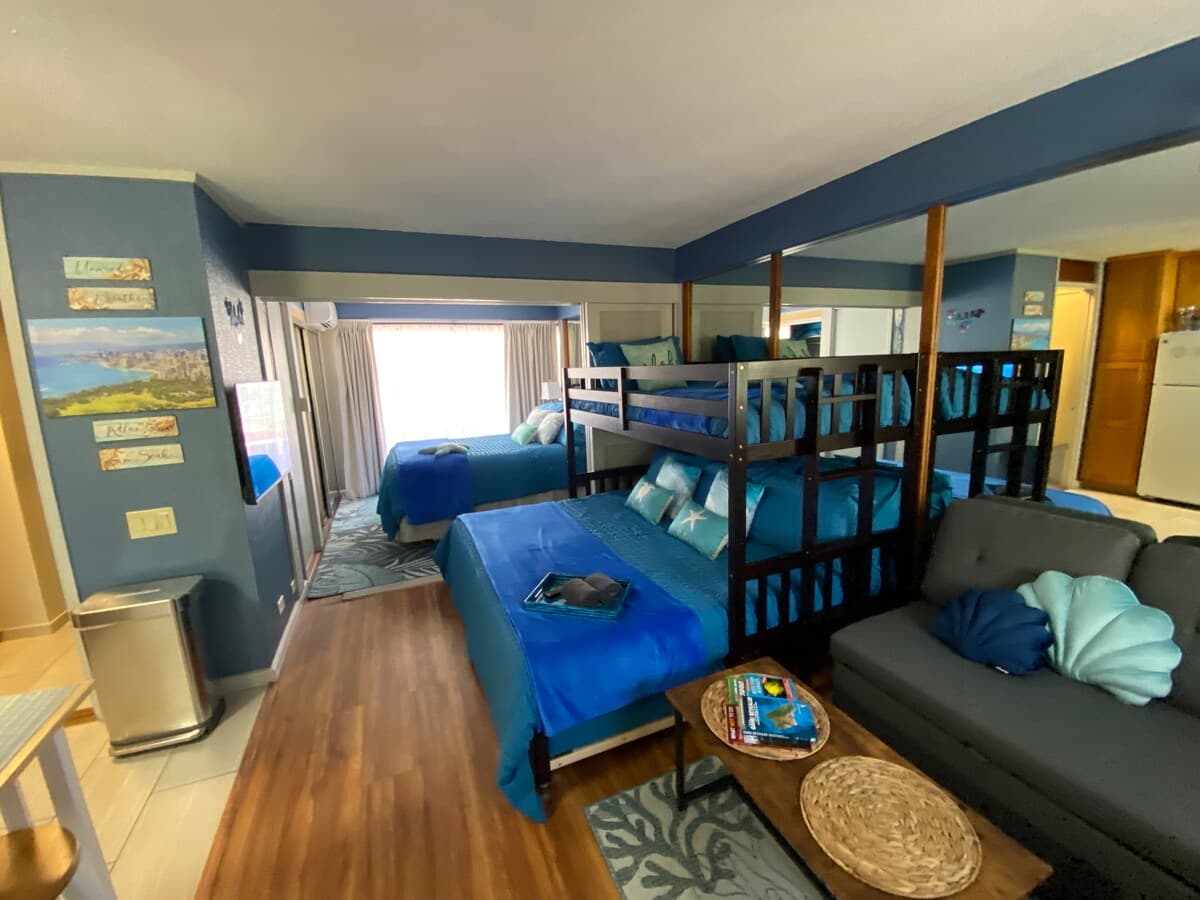 Wakiki condo near beach, kitchen, pool, sleeps 8 - Photo 5