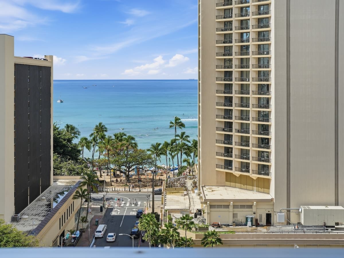 Modern Fully Renovated 1 bdrm Heart of Waikiki - Photo 1