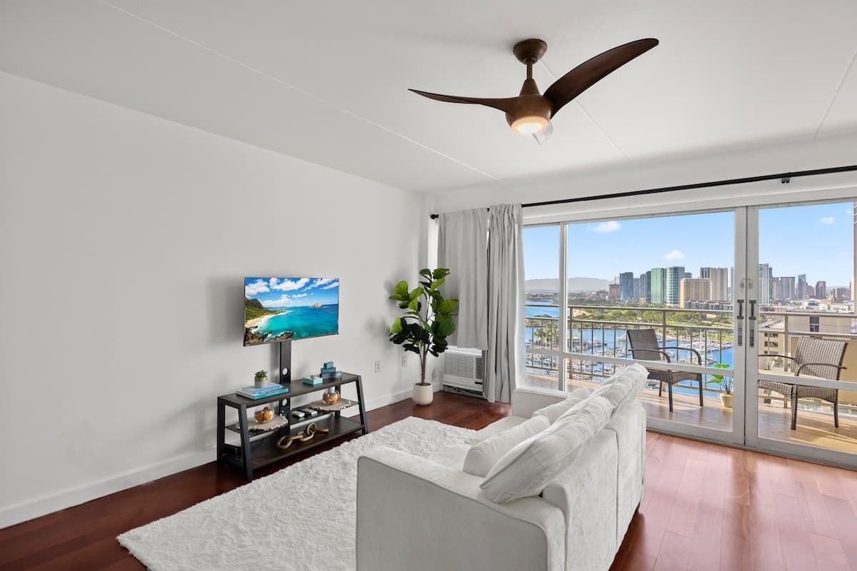 Luxury ocean view resort condo in Ilikai Hotel - Photo 2