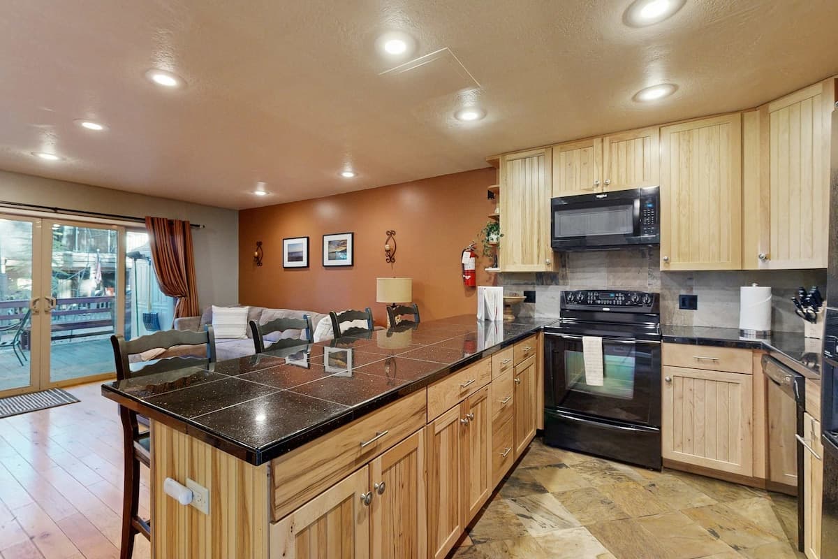 Condo in Incline Village · 3 bedrooms · 3 beds · 2.5 private baths - Photo 5