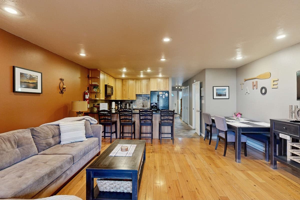 Condo in Incline Village · 3 bedrooms · 3 beds · 2.5 private baths - Photo 4
