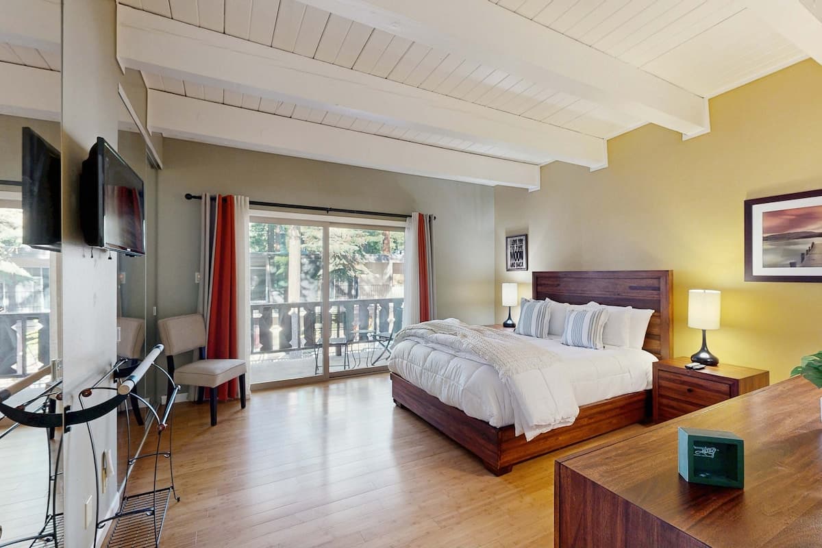 Condo in Incline Village · 3 bedrooms · 3 beds · 2.5 private baths - Photo 2