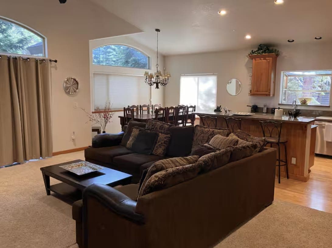Luxury Cabin with Hot Tub Walk to Beaches - Photo 2