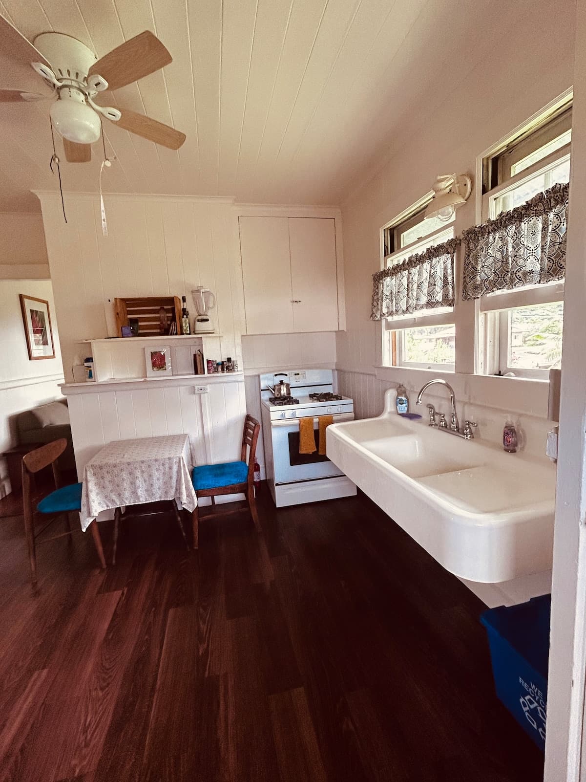 Home in Hilo · ★4.9 · 2 bedrooms · 3 beds · 1.5 private baths - Photo 4