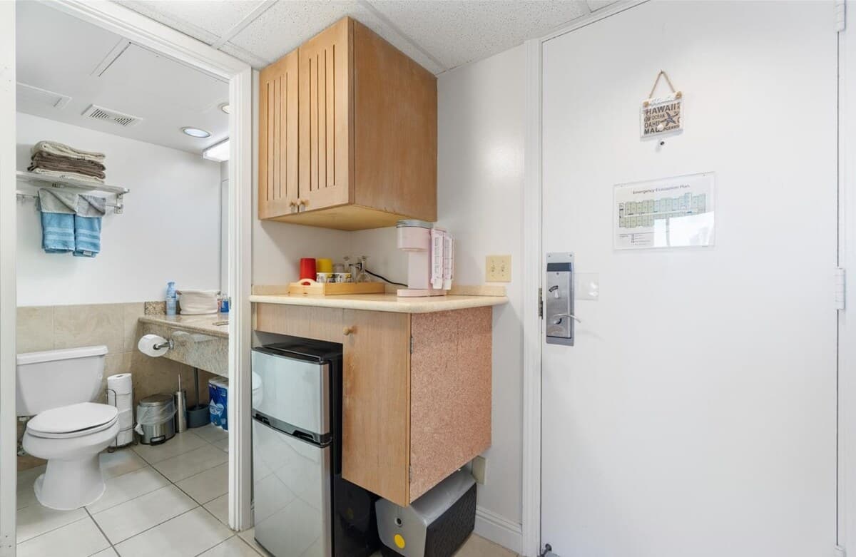 Waikiki Studio w/ Parking | City & Partial Ocean - Photo 2