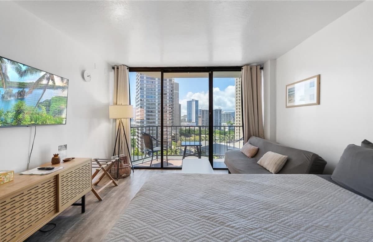 Waikiki Studio w/ Parking | City & Partial Ocean - Photo 1