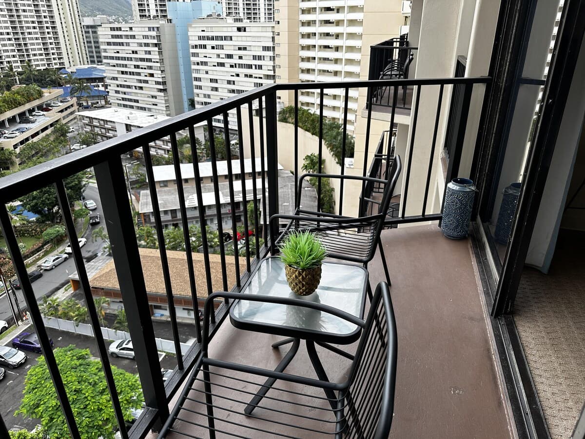 2 Comfy Queen beds at Palms Waikiki 901 - Photo 4