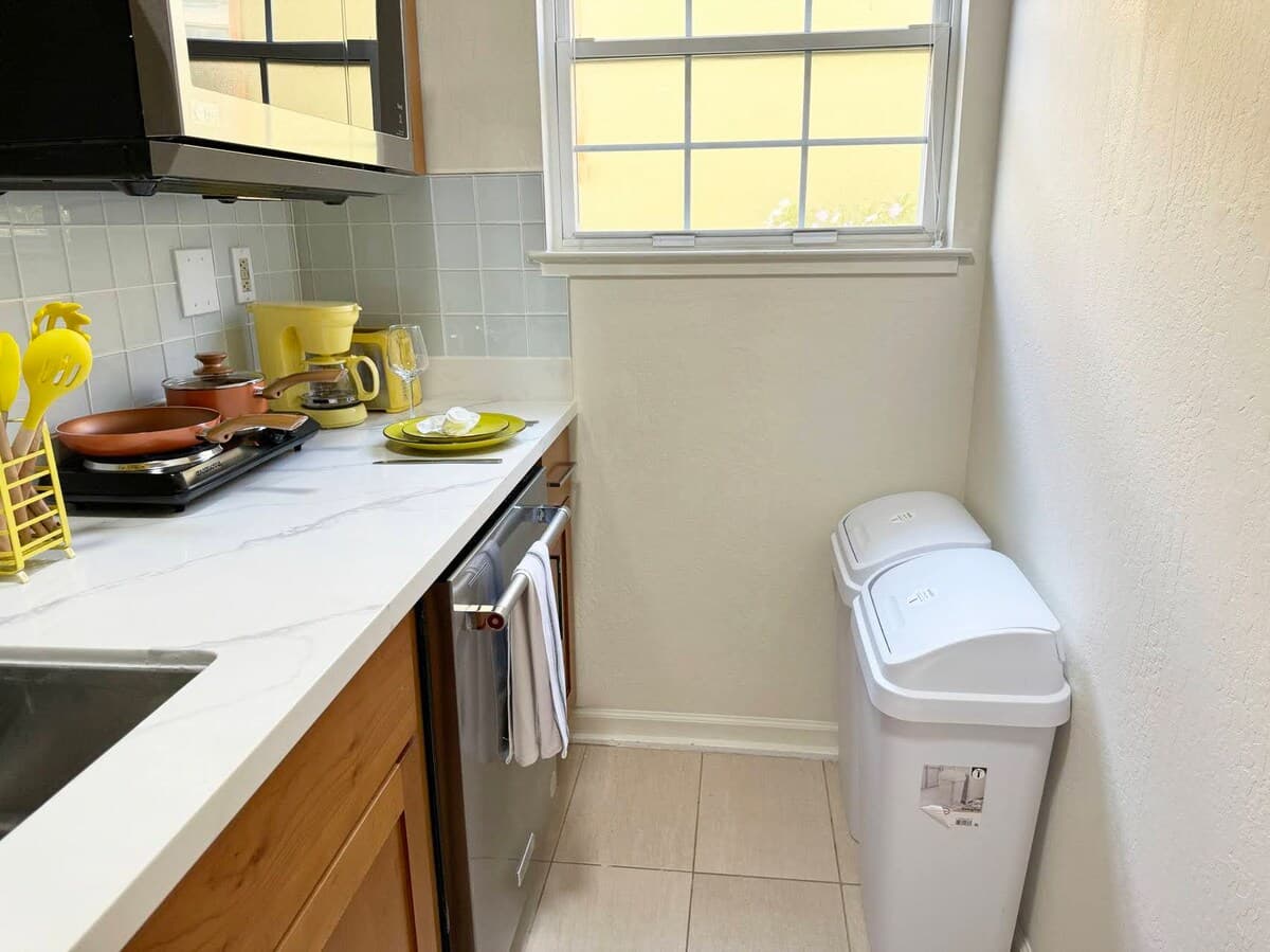Private 3BR Unit in South SF with WiFI/Kitchen - Photo 3