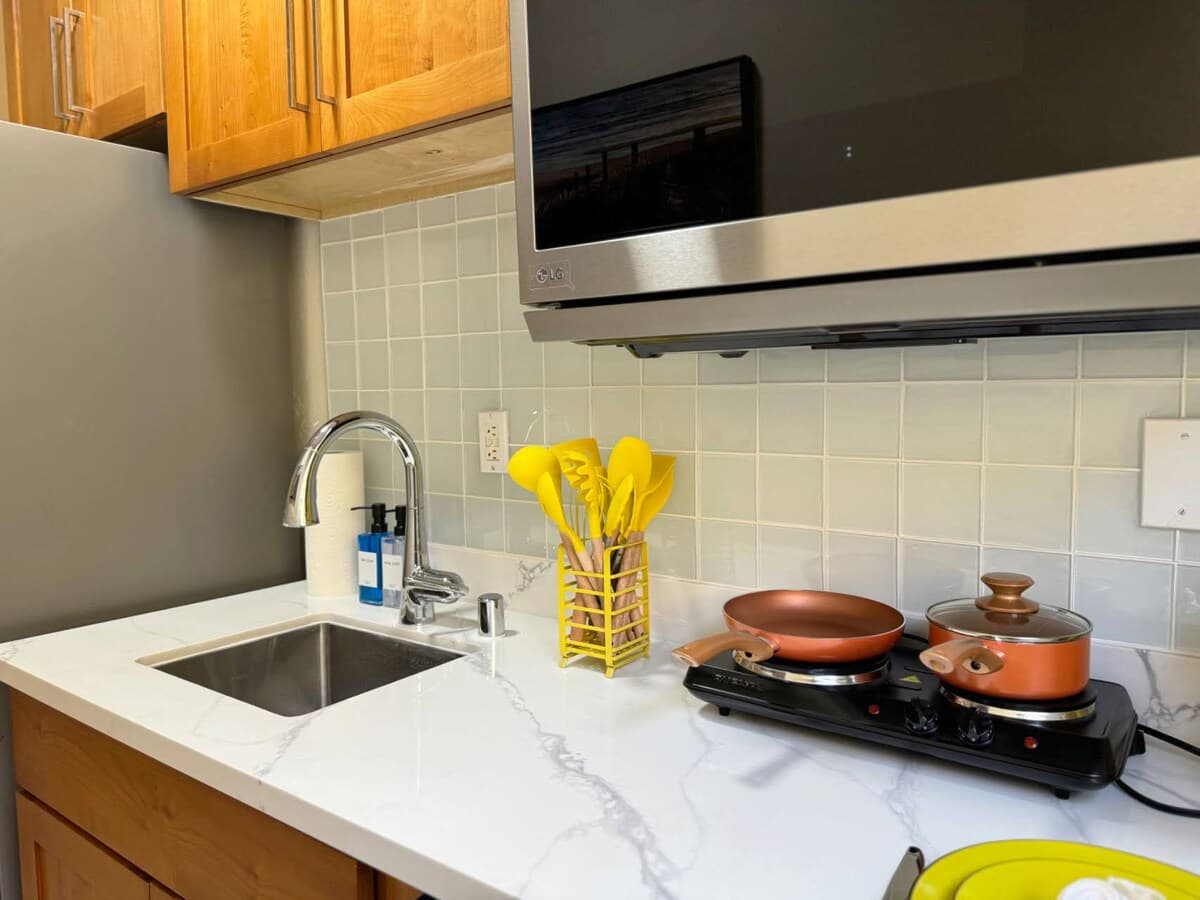 Private 3BR Unit in South SF with WiFI/Kitchen - Photo 2