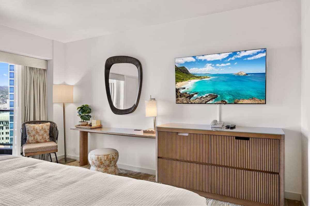 24F-Premier King Studio-Ala Moana Hotel-City View - Photo 2