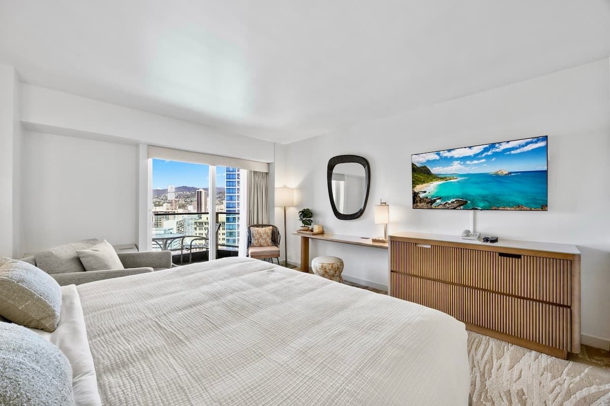 24F-Premier King Studio-Ala Moana Hotel-City View - Photo 4