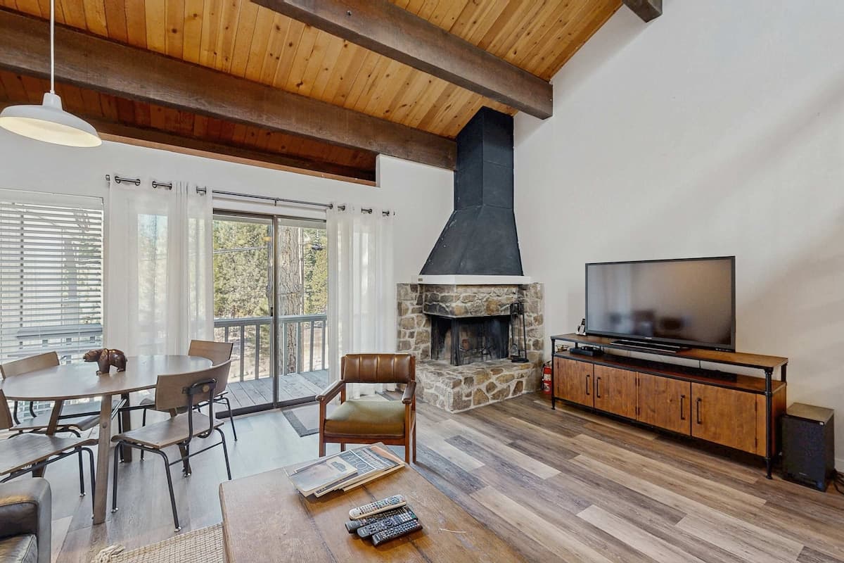 Cozy King Mountain Views, Pool & Sauna - Photo 4