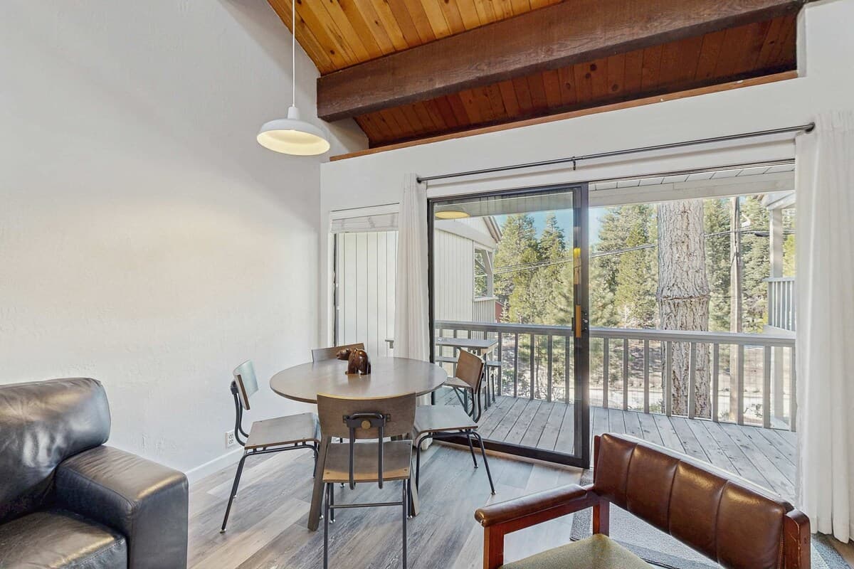 Cozy King Mountain Views, Pool & Sauna - Photo 2
