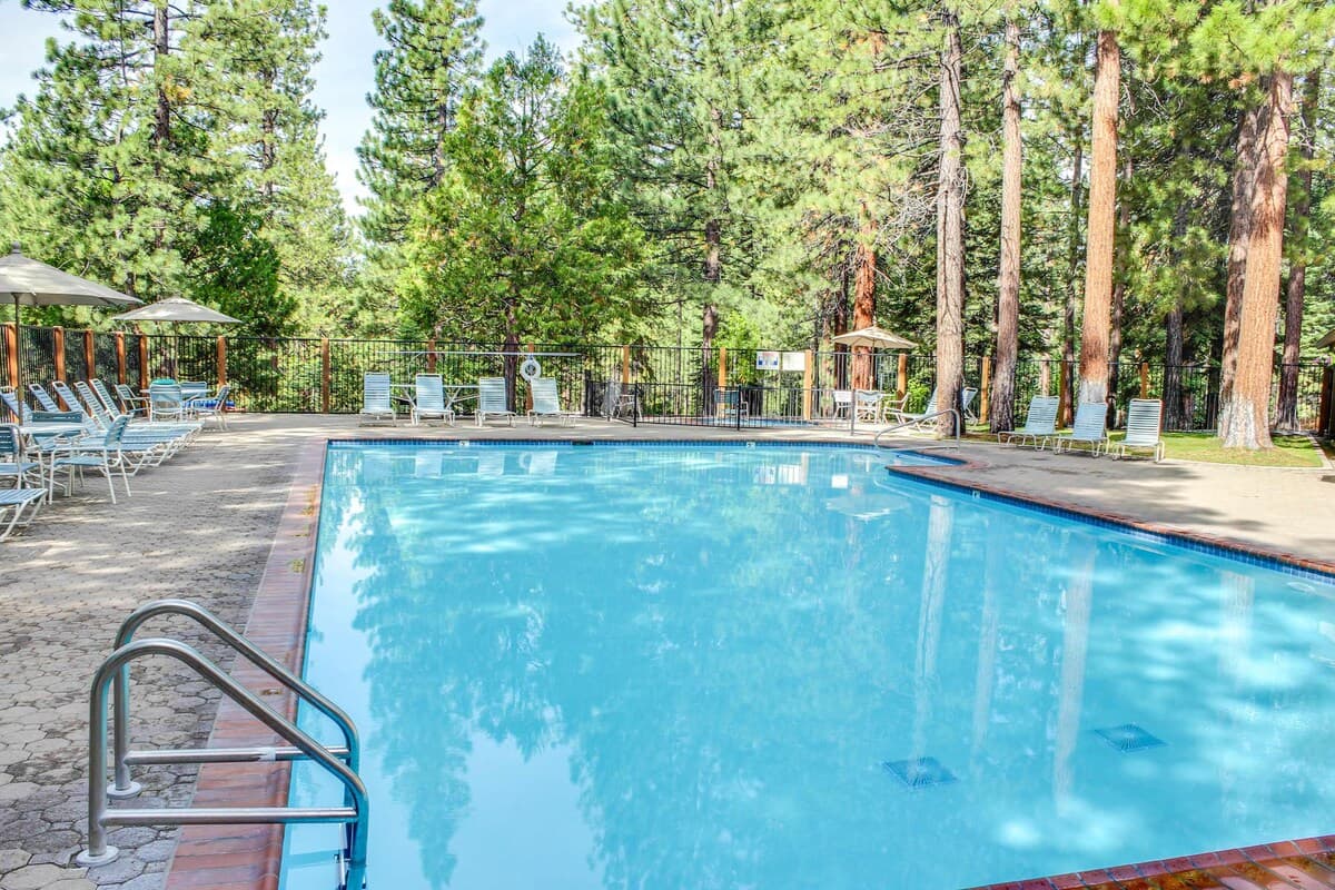 Cozy King Mountain Views, Pool & Sauna - Photo 3