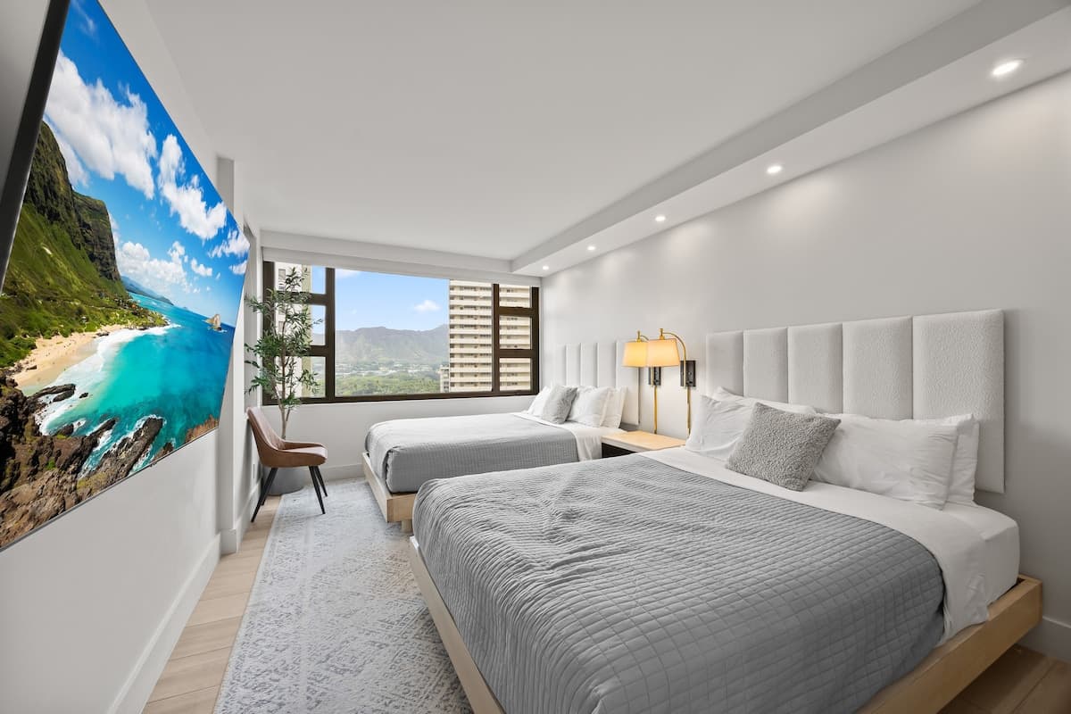 Renovated Waikiki Banyan 1BR | Diamond Head View - Photo 1