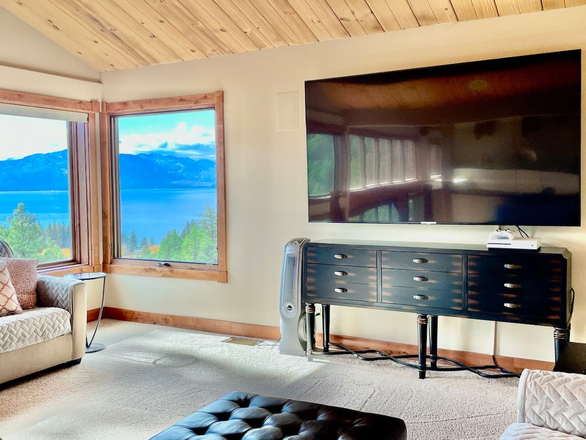 Home in Zephyr Cove · ★4.94 · 5 bedrooms · 7 beds · 3.5 private baths - Photo 4