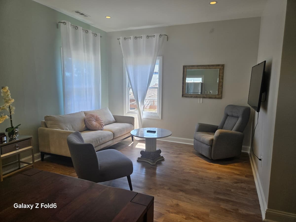 Beauty, Zen & Offstreet Parking - 2 Bedroom/1 Bath - Photo 2