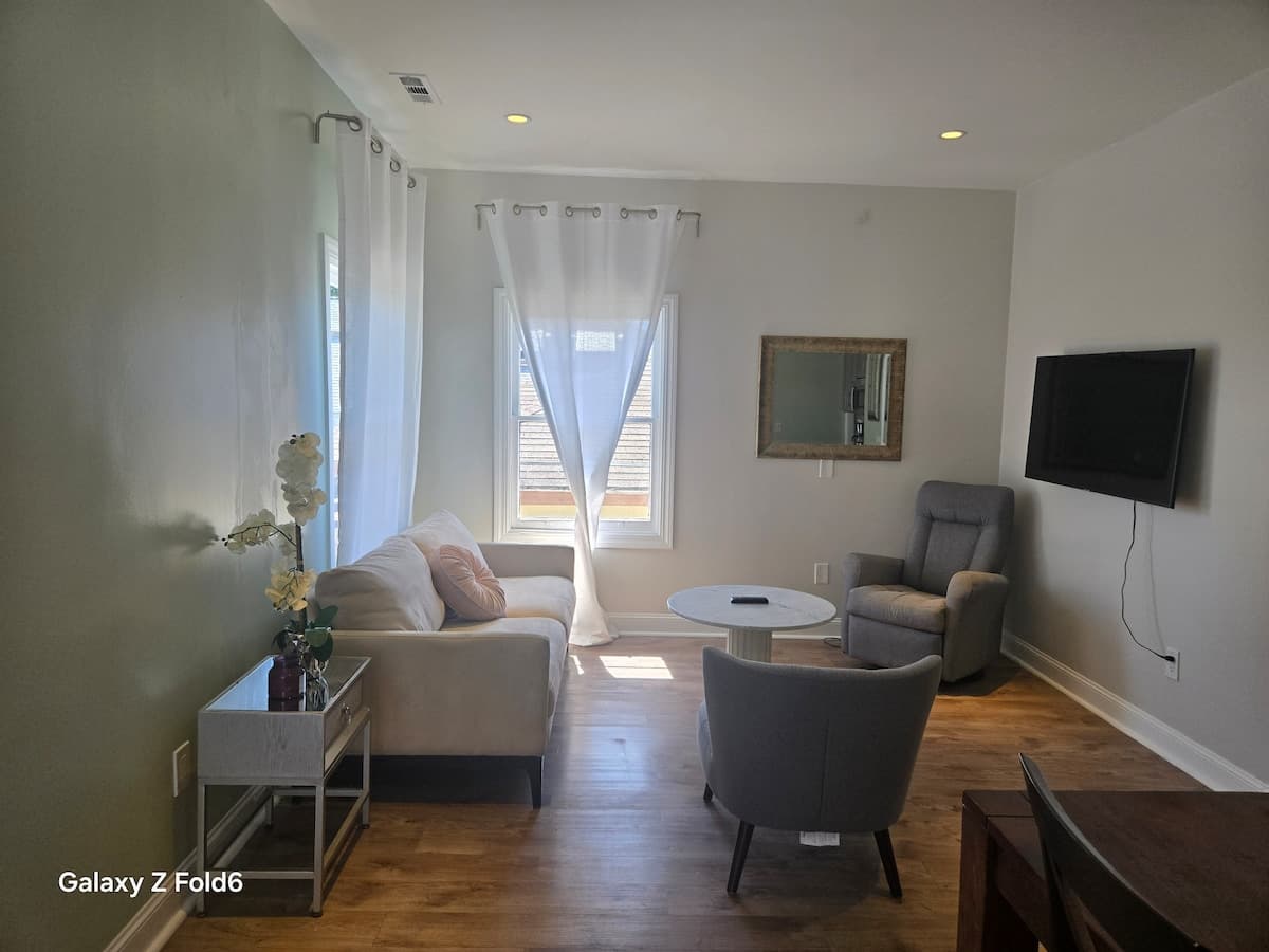Beauty, Zen & Offstreet Parking - 2 Bedroom/1 Bath - Photo 3