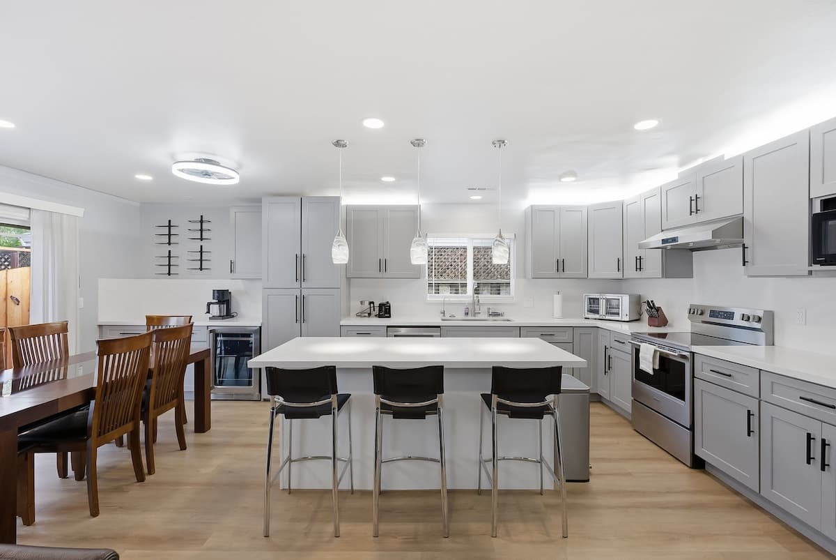 Modern 4BR Near Silicon Valley, Sleeps 9 - Photo 1