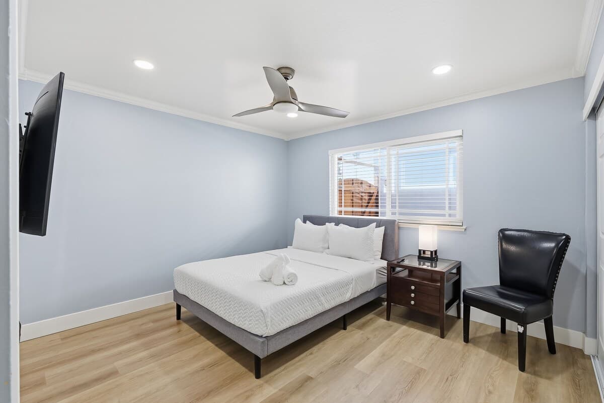 Modern 4BR Near Silicon Valley, Sleeps 9 - Photo 3