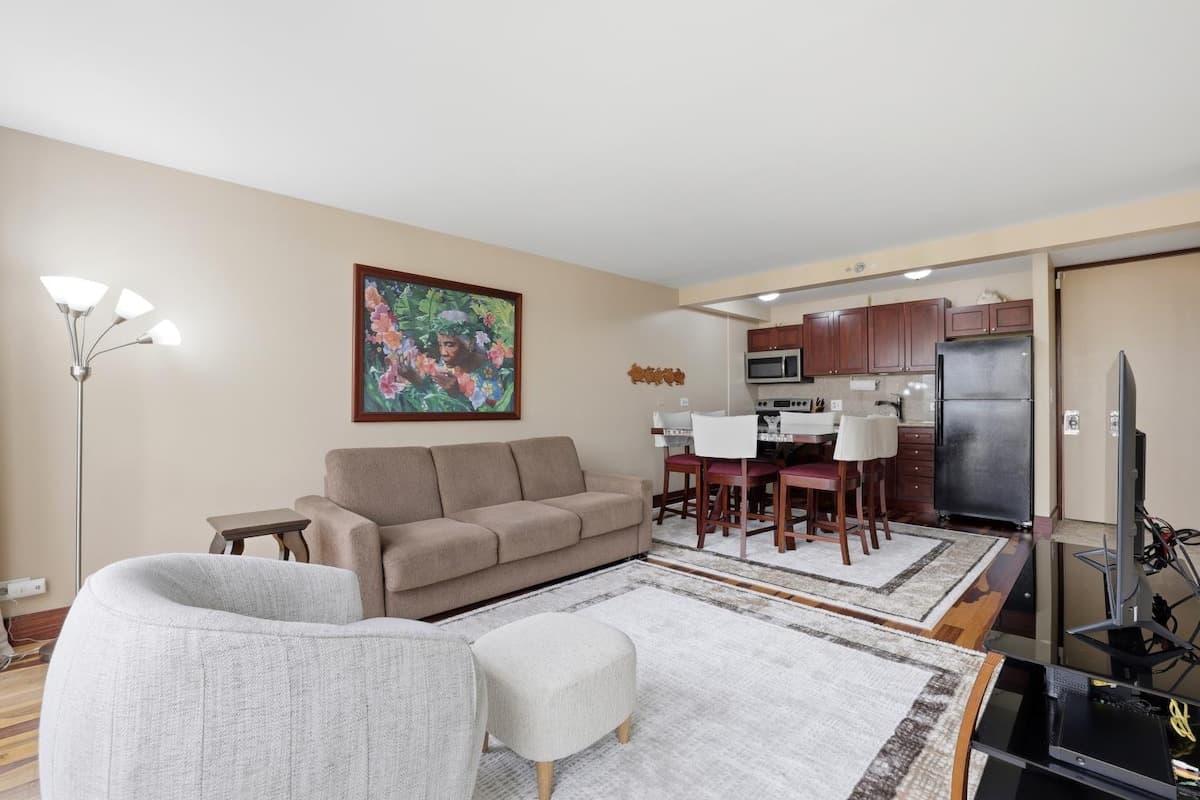 Condo in Honolulu · ★4.9 · 1 bedroom · 2 beds · 1 private bath - Photo 4