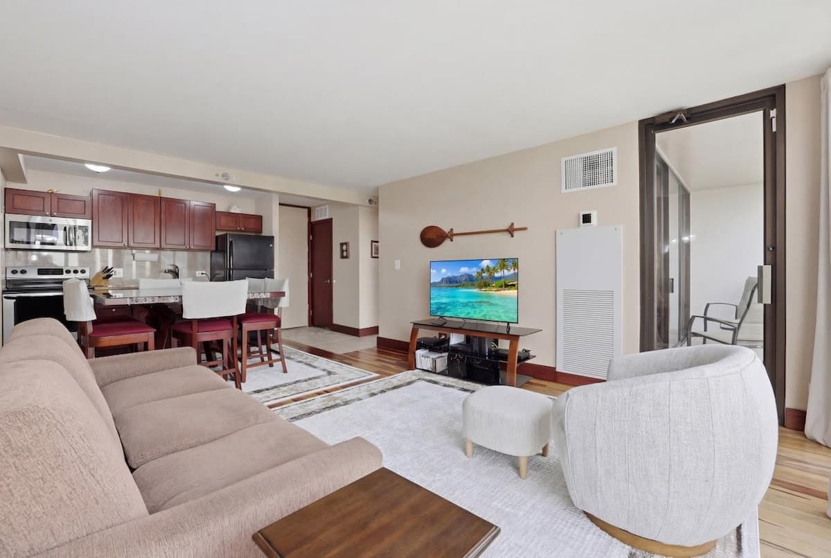 Condo in Honolulu · ★4.9 · 1 bedroom · 2 beds · 1 private bath - Photo 3