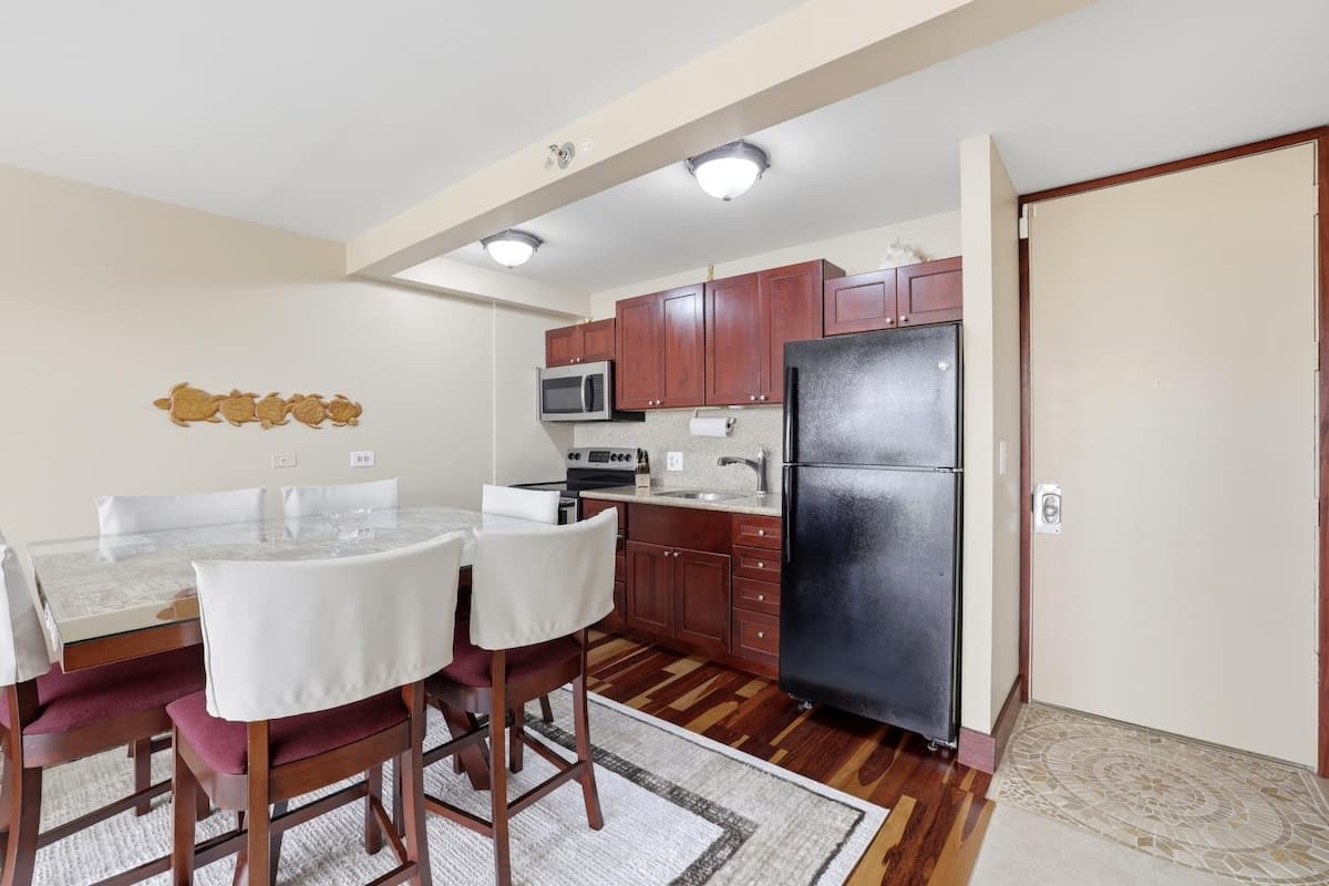 Condo in Honolulu · ★4.9 · 1 bedroom · 2 beds · 1 private bath - Photo 5