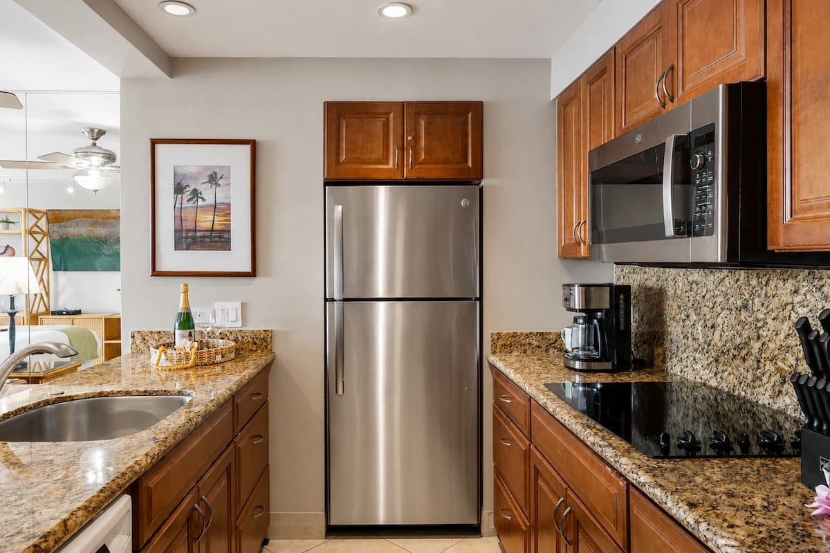 Condo in Lahaina · ★4.8 · 1 bedroom · 2 beds · 1 bath - Photo 4
