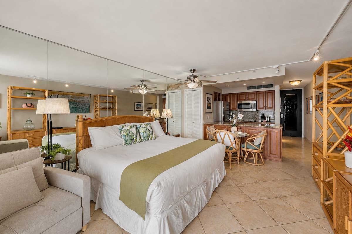 Condo in Lahaina · ★4.8 · 1 bedroom · 2 beds · 1 bath - Photo 3