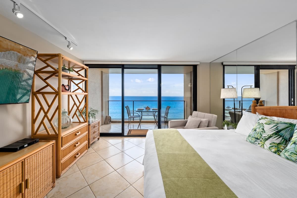 Condo in Lahaina · ★4.8 · 1 bedroom · 2 beds · 1 bath - Photo 2