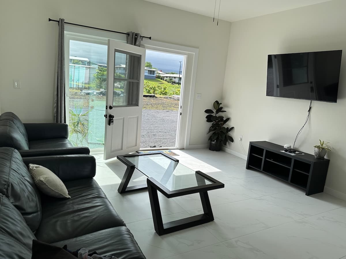 Home in Hilo · ★5.0 · 4 bedrooms · 4 beds · 4 private baths - Photo 1