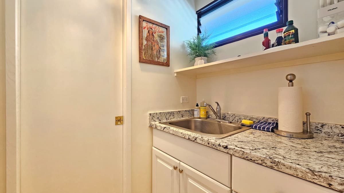 Island-Inspired | Spacious, Clean & Comfortable - Photo 2