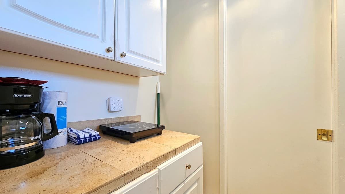 Island-Inspired | Spacious, Clean & Comfortable - Photo 4