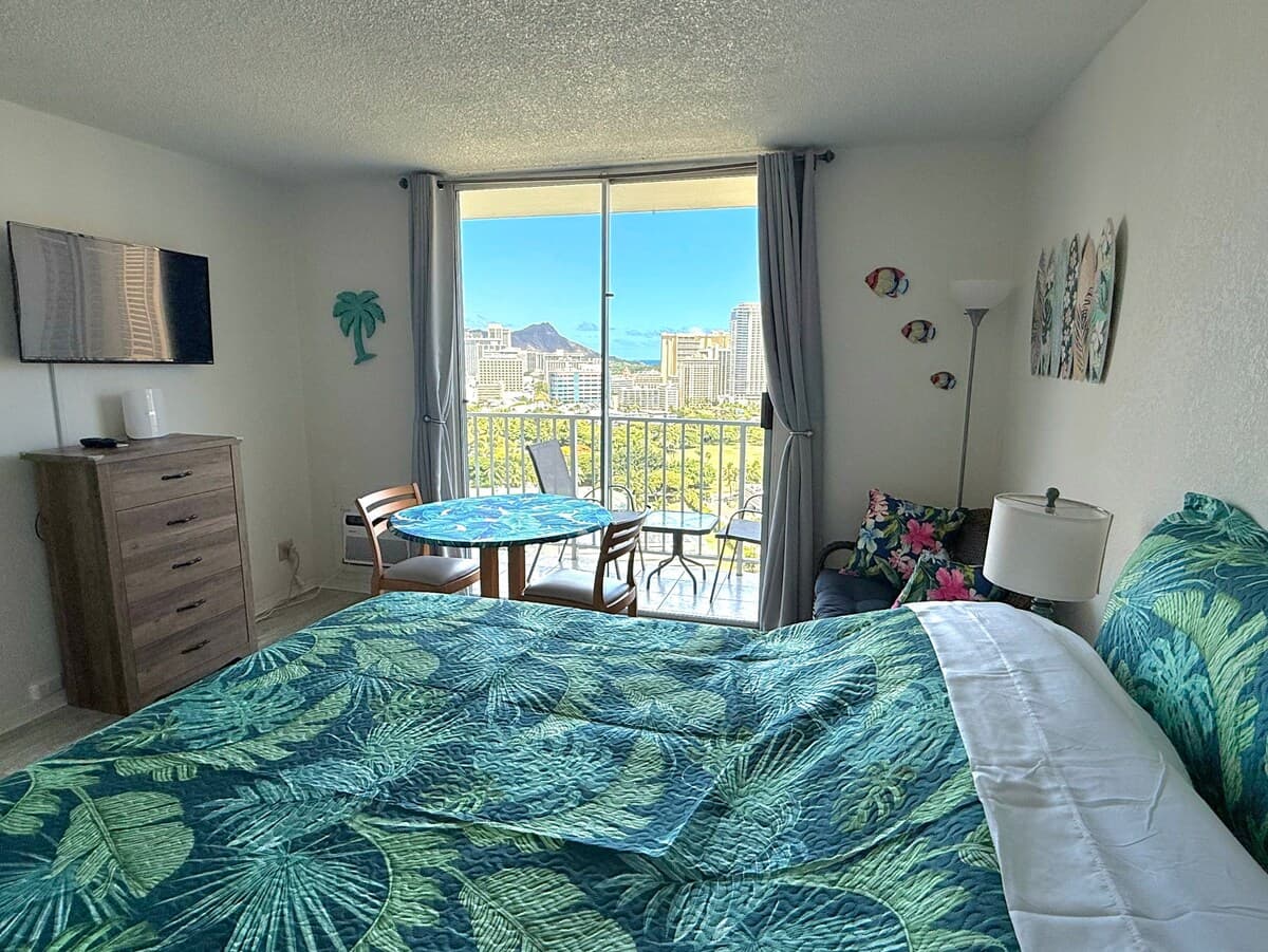 Condo in Honolulu · ★4.88 · Studio · 1 bed · 1 private bath - Photo 2