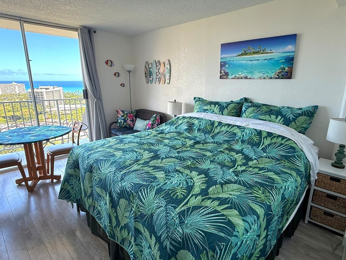 Condo in Honolulu · ★4.88 · Studio · 1 bed · 1 private bath - Photo 1